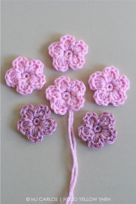 Simple Crochet Flower – Pattern and Tutorial Simple Crochet Flower, Crochet Small Flower, Crochet Flower Pattern, Crochet Puff Flower, Crochet Rose Pattern, Crochet Flowers Easy, Crochet Flowers Free Pattern, Crocheted Flowers, Simple Crochet