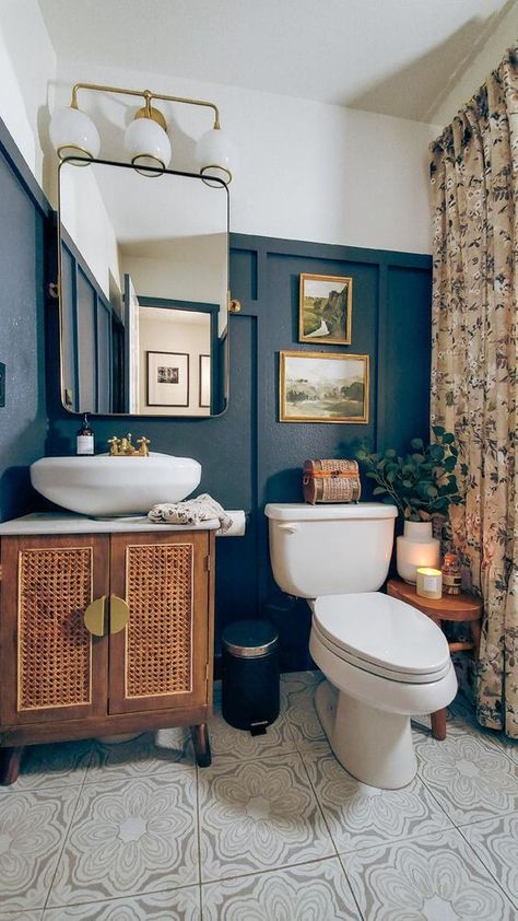 102 Eclectic Bathrooms That Really Inspire - DigsDigs Eclectic Bathroom Small Vintage, Retro Small Bathroom, Small Bathroom Ideas Traditional, Traditional Eclectic Bathroom, Vintage Maximalism Bathroom, Simple Vintage Bathroom, Small Bathroom Eclectic, Mid Century Boho Bathroom, Vintage Powder Room Ideas