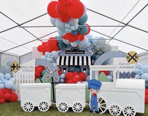 Modern Event Decor, Train Birthday Party Decorations, Train Theme Party, Train Birthday Theme, Train Theme Birthday Party, Thomas The Train Birthday Party, Decor Balloons, Train Christmas, Cake Tables