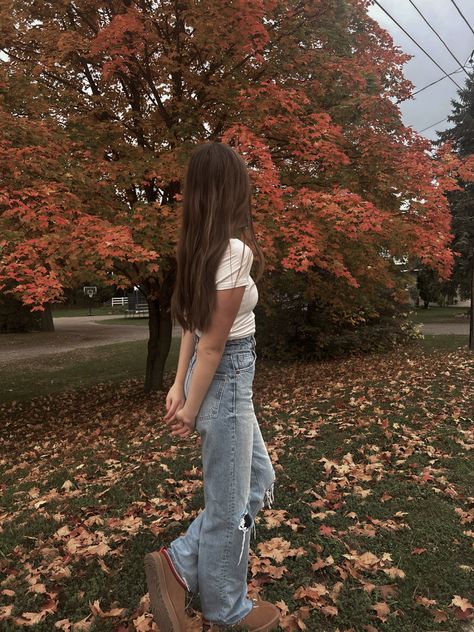 #fall #leaves #fall #aesthetic #photoshoot #inspo #ideas #autumn #inspiration #trendy #fashion #tiktok #sunset Fall Poses For Instagram, Fall Aesthetic Photoshoot, Fall Poses, Fall Pics, Fall Girl, Instagram Photoshoot, Fashion Tiktok, Aesthetic Photoshoot, Solo Photo