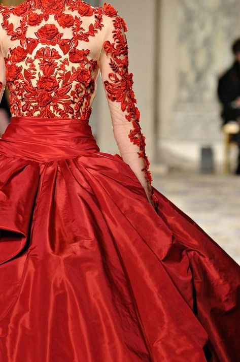 Beauty And Fashion, Vogue Runway, Van Cleef Arpels, Gorgeous Gowns, Marchesa, Red Wedding, Wearing Red, Mode Inspiration, Beautiful Gowns