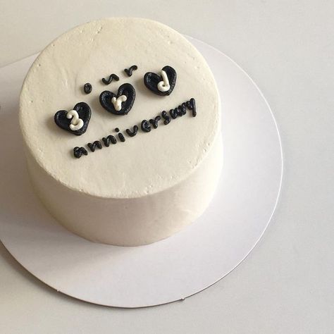 Korean Cake For Anniversary, Black Bento Cake Design, 3rd Anniversary Cake, Simple Anniversary Cakes, Korean Pastry, Anniversary Dessert, Birthday Cake For Boyfriend, Anniversary Cake Designs, Cooking Tree