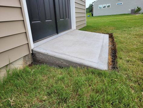 Cement Ramp Shed Ramps For Mower, Ramp Design For House, Shed Ramp Ideas, Porch With Ramp, Ramp Ideas, Wheelchair Ramp Design, Concrete Ramp, Concrete Sheds, Outdoor Ramp