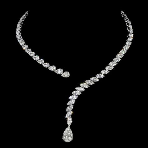 Pear Shaped Diamond Necklace, خواتم خطوبة, Beautiful Diamond Necklace, Afrikaanse Mode, Diamond Necklace Designs, Diamond Necklace Set, Solitaire Pendant Necklace, Diamond Jewelry Necklace, Expensive Jewelry