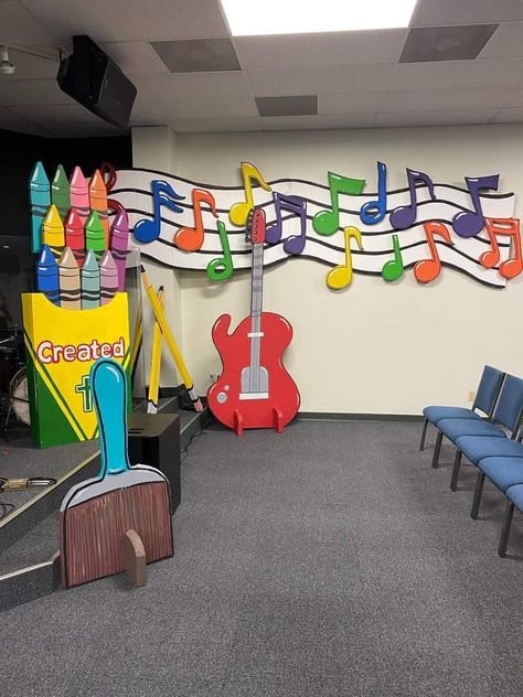 Music Day Decorations School, Concert Decorations Ideas, Music School Decoration, Music Class Decorations, Preschool Music Room Decor, Kindergarten Music Room Design, Music Room Wall Painting In School, Music Crafts Preschool, Music Instruments Kids