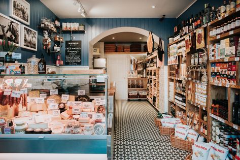 Cozy Retail Store, Pasta Shop Interior, Deli Restaurant Design, Italian Deli Aesthetic, European Grocery Store, Boutique Grocery Store, French Grocery Store, Deli Design Ideas, Deli Shop Design