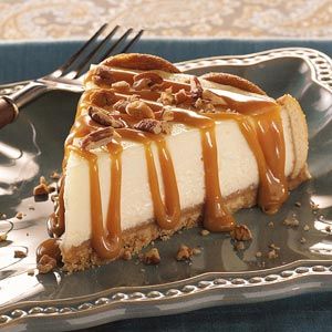 Caramel Praline-Topped Cheesecake Recipe -This cheesecake is a showstopper with… Cream Cheese Filling Recipe, Praline Cheesecake, Holiday Cheesecake Recipes, Christmas Cheesecake Recipes, Thanksgiving Cheesecake, Slice Of Cheesecake, Holiday Cheesecake, Praline Cake, Christmas Cheesecake