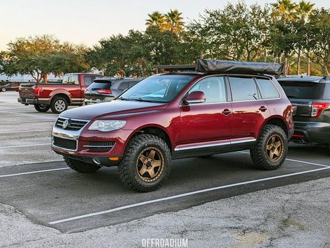 Lifting a VW Touareg - the right way & how to make it just as good off-road as a Tacoma. Lift, lockers, M/T tires. Specs, Mods, detailed build review + Interview with the owner. #vw #touareg #offroad Touareg Vw, Lifted Subaru, Tacoma Off Road, Toyota Land Cruiser 100, Audi Allroad, Lifted Jeep, Lexus Gx470, Subaru Crosstrek, Overland Vehicles