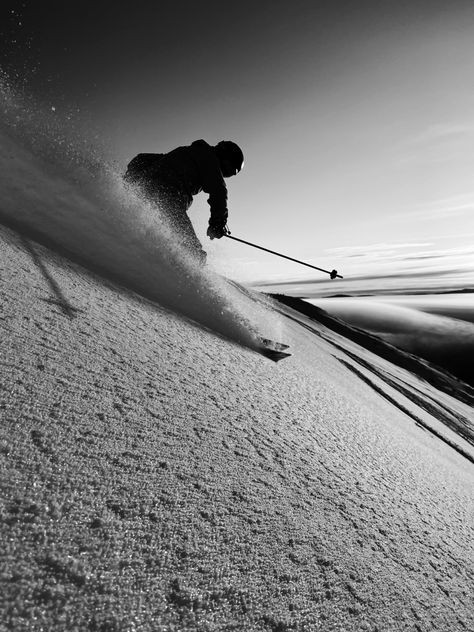 Ski Aesthetic Dark, Ski Wallpaper Aesthetic, Skiing Black And White, Mountain Skiing Aesthetic, Ski Black And White, Black And White Mountain Photography, Ski Astetic, Skiing Aesthetic Wallpaper, Snowboard Photography