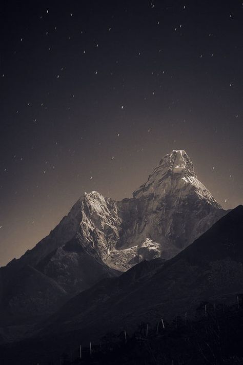 Mountain Views Norwegian Garden, Monte Everest, Himalayas Mountain, Art Random, Gray Art, Beautiful Landscape Photography, White Nature, Golden Background, Charcoal Drawings