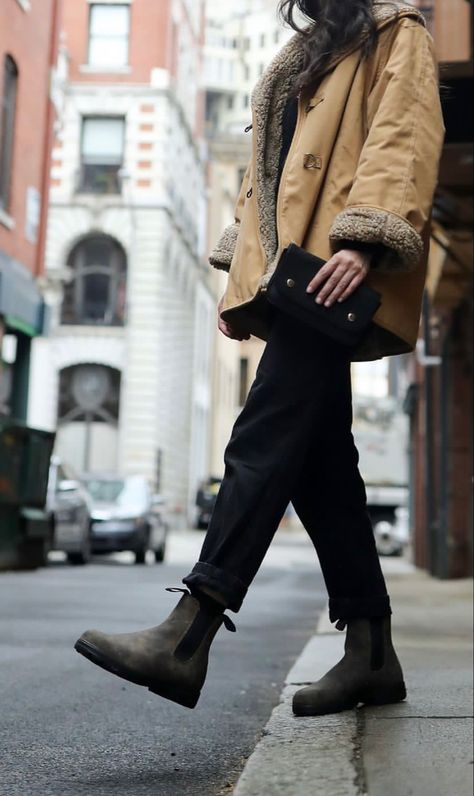 Outfits With Blundstone Boots Women, Dm Boots Outfits, Blundstone Street Style, Winter Blundstone Outfit, Transition Weather Outfits, Blundstone Women Outfit Work, Rustic Black Blundstones, Black Blundstone Women Outfit, Blunderstone Outfit