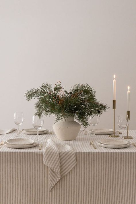 Neutral Christmas Table Setting Simple Christmas Centerpieces For Table, Christmas Dinner Tablescapes, Christmas Tablecloth Ideas, Dinner Table Setting Ideas, Christmas Table Inspiration, Dinner Table Settings, Festive Dinner Table, Winter Table Setting, Christmas Dinner Table Settings