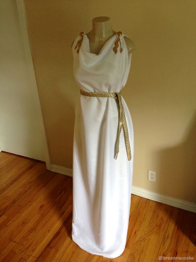 DIY Greek god or goddess costume.  I'm having a Greek "forum" party and this is the perfect costume. Most supplies are from home too! Toga Costume Diy, Diy Toga, Aphrodite Costume, Greek Goddess Costume Diy, Goddess Costume Diy, Roman Costumes, Greek Toga, Roman Toga, Goddess Party