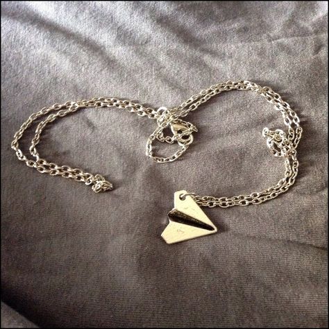 Taylor Swift Paper Plane Necklace, Taylors Version Necklace, Taylor Swift Locket Necklace, The Archer Necklace Taylor Swift, Wonderland Taylor Swift, Paper Airplane Necklace, Necklace Airplane, Taylor Swfit, Airplane Necklace