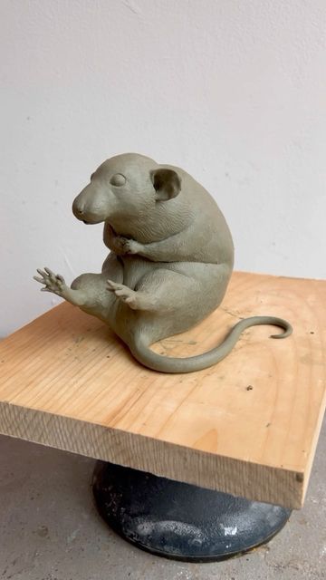 Big Clay Sculpture, Pottery Animals Easy, Sculpting Clay Ideas, Clay Rats, Rat Ceramic, Animal Clay Sculpture, Animal Sculptures Clay, Clay Animals Sculpture, Mouse Clay