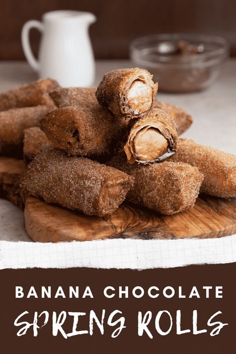 Banana chocolate spring rolls Banana Spring Rolls, Baked Spring Rolls, Deep Fried Bananas, Choco Banana, Filipino Dessert, Spring Roll Recipe, Filo Pastry, Lemon Yogurt, Filipino Desserts