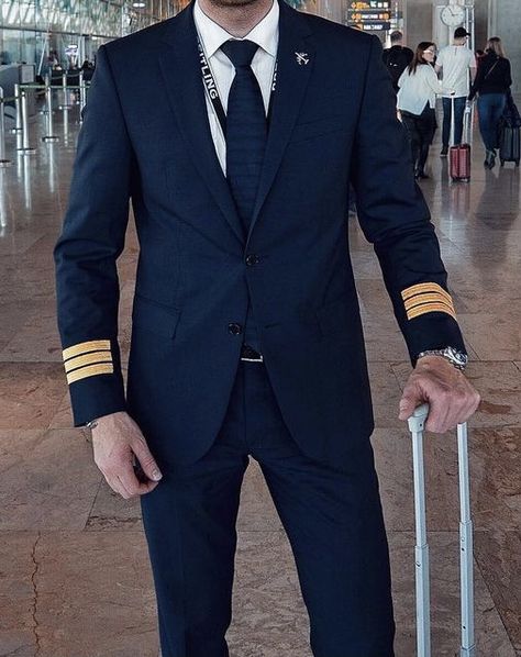 Male Flight Attendant Uniform, Male Flight Attendant Aesthetic, Male Flight Attendant, Pilot Uniform Men, Vi Keeland, Pilot Career, Emirates Flights, Uniform Men, Pilot Uniform