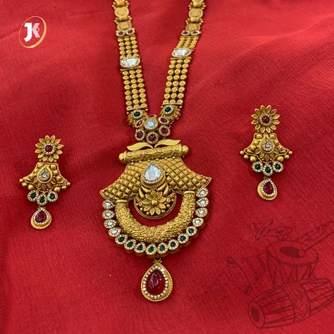 Tradition, heritage and elegance speaking itself. Every elegant piece is Focused on pure heritage. And it’s for brides to sparkle on her beautiful day. Wedding collection by @jkjewellers_rajkot #wedding #jewelry #bride #antique #gold #jewellery #jk #jkjewellers Long Jwellary Necklaces, Ramnavmi Jewellery Gold, Har Design Gold New, Jewelry Design Necklace Gold Long, Long Sets Gold Jewellery, Rani Haar Gold Jewellery Designs, Jadatar Jewelry, Rani Haar Gold, Gold Har