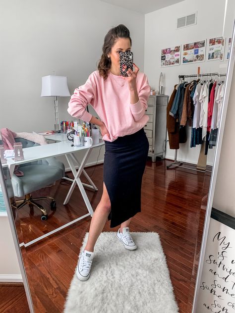 Style Sweatshirts Women, Sweatshirt Outfit Cute, Professional Sweatshirt Outfit, Dressing Up A Crew Neck Sweatshirt, Crewneck Sweatshirt Outfit Work, How To Dress Up A Crewneck Sweatshirt, Sweatshirt And Dress Outfit, Styling A Crew Neck Sweatshirt, Sweatshirt And Boots Outfit