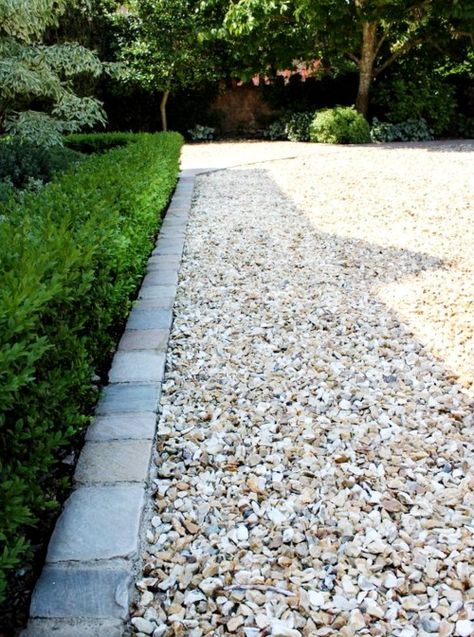 Gravel Driveway Edging, Gravel Garden Ideas, Gravel Driveway Landscaping, Front Garden Ideas Driveway, Driveway Border, Driveway Materials, Garden Ideas Driveway, Beautiful Driveways, Driveway Edging