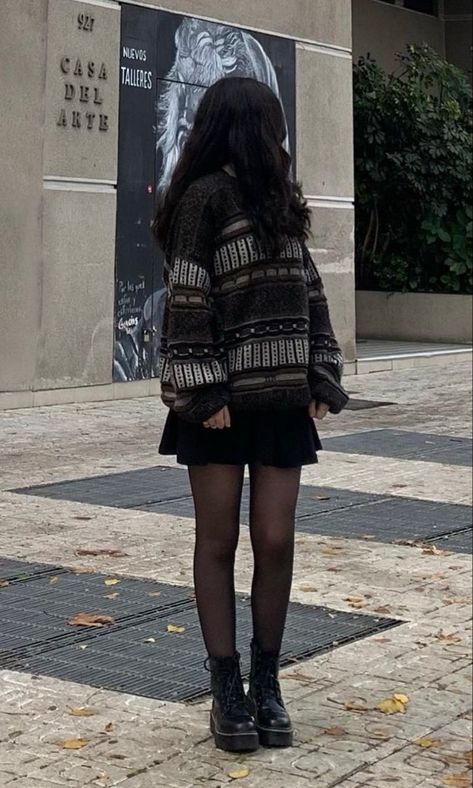 Outfits Grunge Invierno, Black Skirt Outfits, Downtown Outfits, Chique Outfits, Looks Street Style, Swaggy Outfits, Alternative Outfits, Autumn Outfit, Outfit Inspo Fall