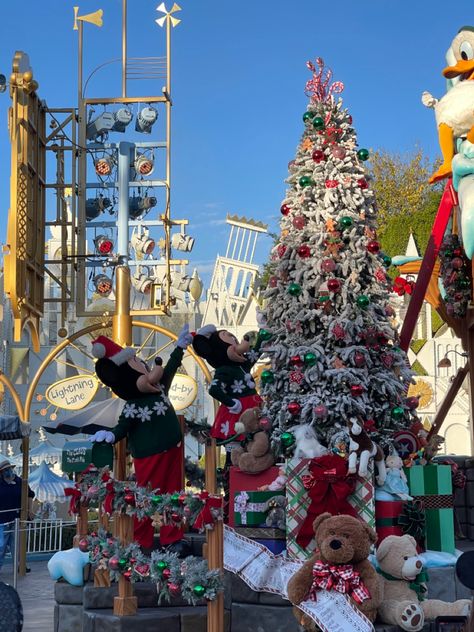 Disney In Christmas, Christmas In Disney, Christmas At Disney, Disney In December, Disney During Christmas, Disney At Christmas, Disneyland In December, Christmas At Disney World, Christmas At Disneyland