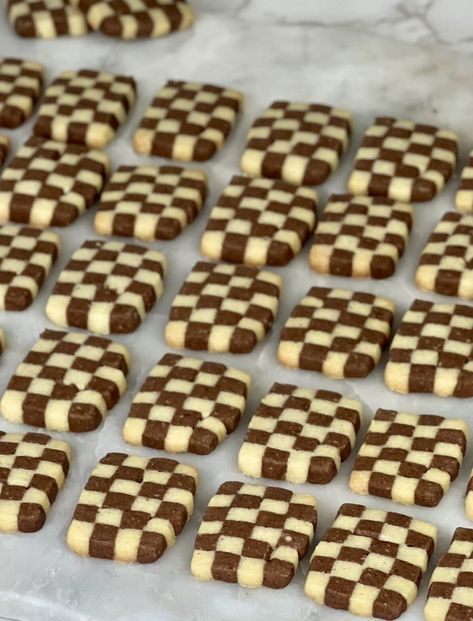 Checkerboard Cookies - docmacaron.com Checkerboard Cookies Recipes, Checker Cookies, Apple Tatin Recipe, Checkered Cookies, Checkerboard Cookies, Crumbl Cookies, Cookie Business, Roll Cookies, Dessert Tray