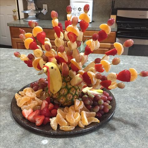 Creative Thanksgiving Recipes, Thanksgiving Food Crafts, Fruit Turkey, Thanksgiving Platter, Thanksgiving Fruit, Holiday Fruit, Fun Thanksgiving Desserts, Thanksgiving Snacks, Thanksgiving Food Sides