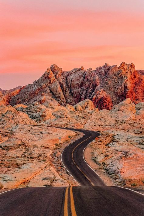 11 Best Places In Nevada To Visit - Hand Luggage Only - Travel, Food & Photography Blog Wild West Road Trip, Southwest Usa Aesthetic, Arizona Desert Aesthetic, Southwest Scenery, Adventurous Aesthetic, Arizona Pictures, West America, Aesthetic Desert, Arizona Aesthetic