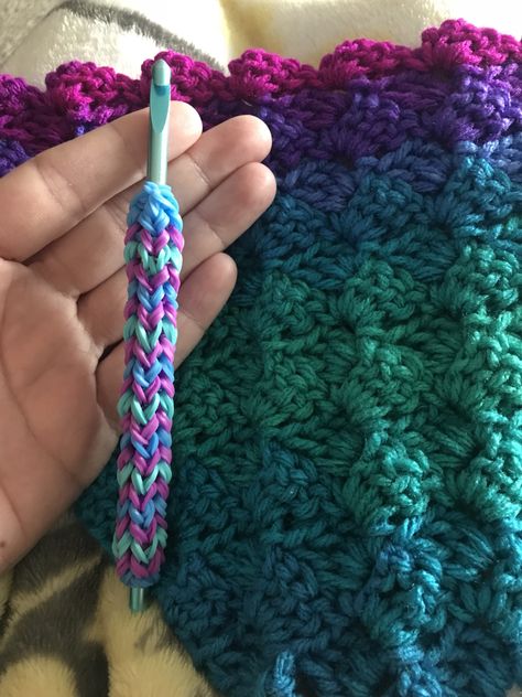 Diy Crochet Hook Handle, Crochet Hook Storage, Diy Crochet Hook, Crochet Hook Handles, Crochet Handles, Rainbow Loom Rubber Bands, Rainbow Loom Patterns, Rainbow Loom Designs, Crochet Tools