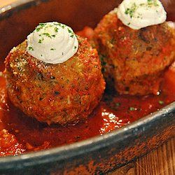 Cheese Filled Meatballs, Meatballs With Ricotta, Giant Meatballs, Quick Tomato Sauce, Basic Meatballs, Ricotta Meatballs, Italian Tomato Sauce, Meatball Casserole, Pizza Dinner