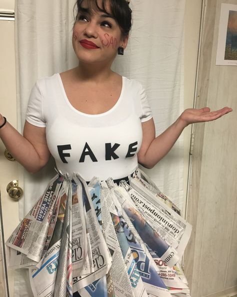 DIY Fake news costume! #diycostumes Diy Fantasia, Meme Costume, Costume Carnaval, Clever Halloween, Halloween Coustumes, Diy Halloween Costumes For Women, Clever Halloween Costumes, Couple Costumes, Homemade Halloween Costumes