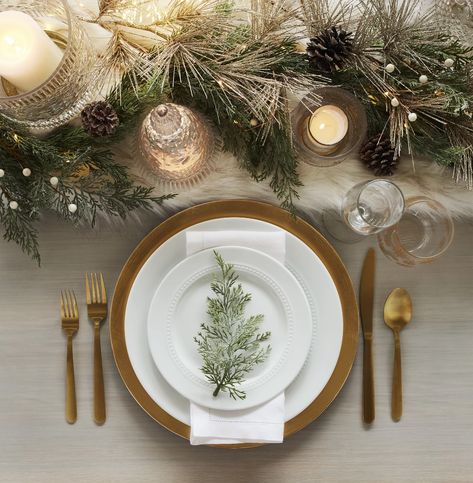 Luxe Dining Room, Neutral Holiday Decor, Cedar Garland, Christmas Dining Table, Table For Christmas, Glass Champagne, Feasting Table, Table Layout, Holiday Mantel