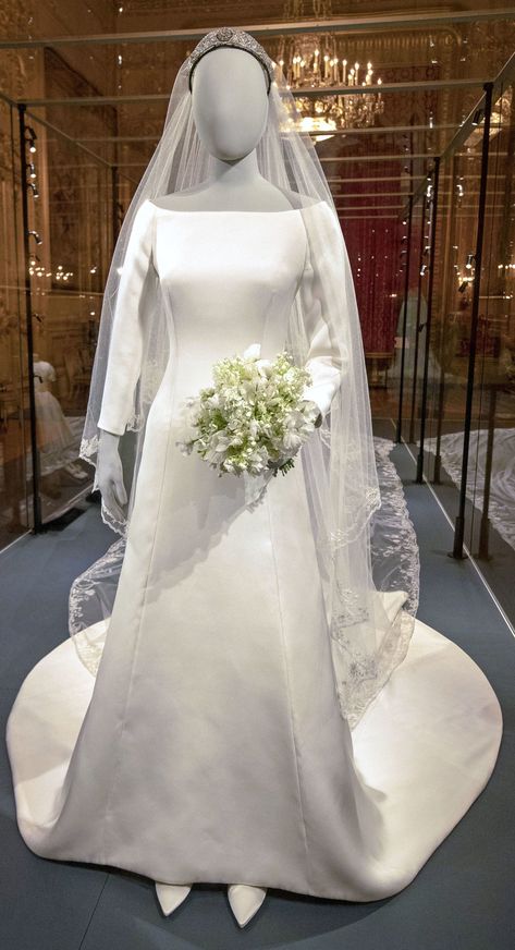 Meghan Markle's Wedding Dress on Display at Windsor Castle | PEOPLE.com Royal Wedding Outfits, Wedding Dress Display, Harry And Meghan Wedding, Meghan Markle Wedding Dress, S Wedding Dress, Royal Wedding Gowns, Fruit Wedding, Meghan Markle Wedding, Prins Harry