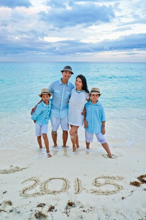 Family Beach Pictures Swimsuit, Beach Poses Family Of 3, Family Vacation Photo Ideas, Cute Family Beach Pictures, Cabo Family Photos, Cancun Photoshoot, Cruise Family Pictures Photo Ideas, Beach Poses Family, Family Beach Pics