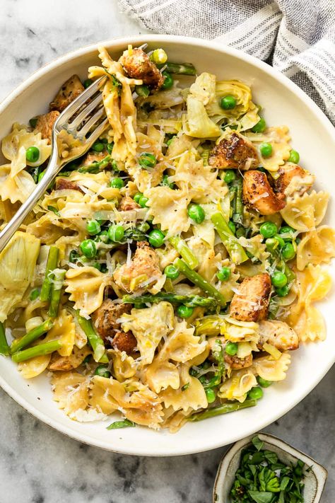 Chicken Pasta Primavera (One-Pot Dinner Idea) - Skinnytaste Chicken Pasta Primavera, Chicken Primavera Pasta, Pasta Primavera Recipe, Vegan Paleo Recipes, 30 Grams Of Protein, Spring Veggies, High Protein Dinner, Lean Chicken, Protein Dinner