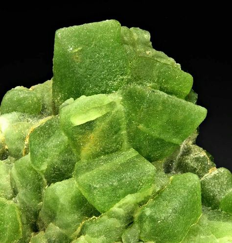 O Minerals Crystals Rocks, Peridot Crystal, Pretty Rocks, Rare Crystal, Beautiful Rocks, Mineral Stone, Minerals And Gemstones, Rocks And Gems, Green Peridot