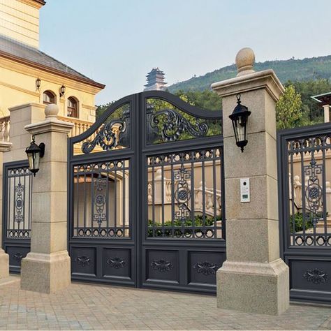 Metal driveway gate ideas  #drivewaygate #driveway #gate #decorhomeideas Creative Fence, Metal Driveway Gates, Grill Gate Design, Gate Ideas, Steel Gate Design, Front Gate Design, Entrance Gates Design, Iron Gate Design, Main Gate Design