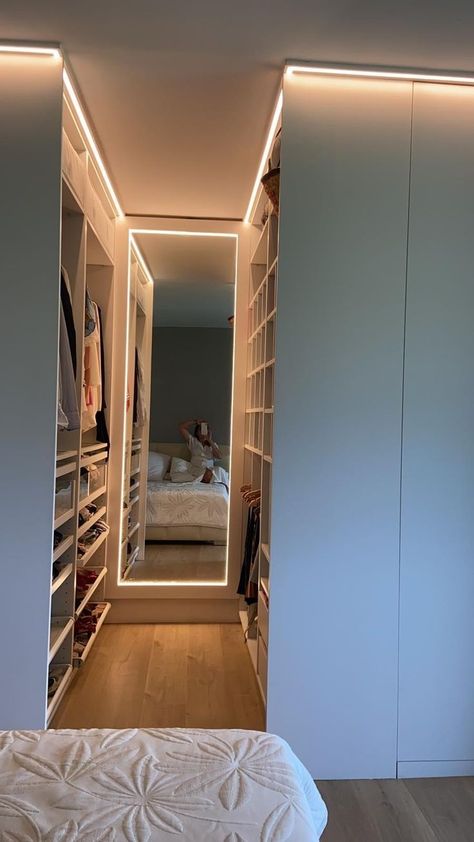 Maggie Macdonald Bedroom, Small Closet Room Ideas, L Shape Bedroom, Dream Closet Design, Closet Layout, Wardrobe Room, Bedroom Closet Design, 아파트 인테리어, Dream House Rooms