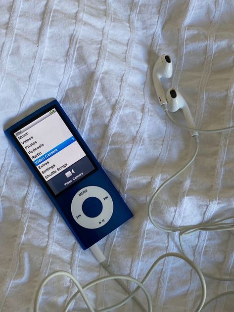 https://twitter.com/ibrahim_salah47/status/1822168195744112973?s=12 Ipod Aesthetic Old, Ipod Y2k, Ipod Aesthetics, Mp3 Aesthetic, Mp3 Player Aesthetic, 2000s Electronics, Old Music Player, Old Headphones, 90s Technology