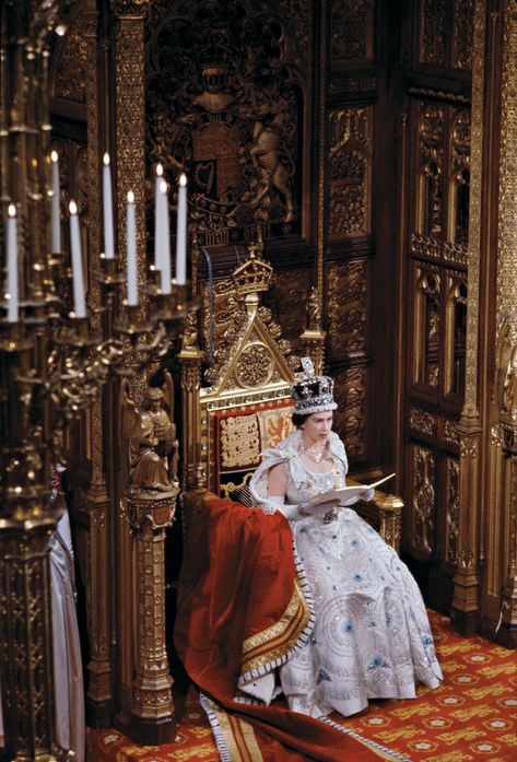 Elizabeth Ii Young, Elizabeth Queen Of England, Ratu Elizabeth, Muse Board, Elizabeth Young, Queen Elizabeth Photos, Royal Attire, Elizabeth Queen, British Aesthetic