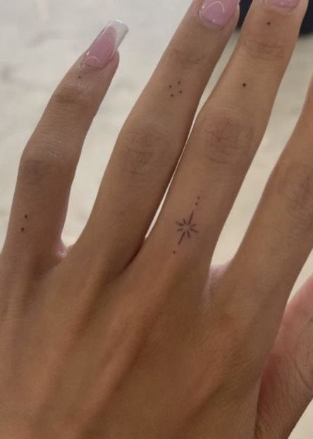 Classy Tattoo, Tattoo Main, Small Finger Tattoos, Finger Tattoo For Women, Hand And Finger Tattoos, Small Pretty Tattoos, Petite Tattoos, Star Tattoo, Small Hand Tattoos