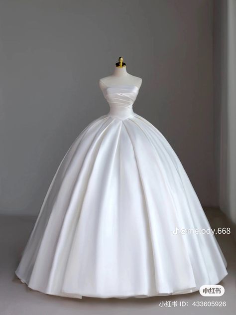 1800 Wedding Dress, Princess Wedding Dresses Ball Gown Fairytale, Satin Ballgown Wedding Dress, Debutante Dresses, Bridal Dresses Vintage, Ball Ideas, White Ball Gowns, Wedding Dresses Ball Gown, Sparkle Wedding Dress