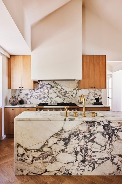 Osklo’s Mid-Century Contemporary Home In Beverly Hills - Vogue Australia Big Kitchen Ideas Modern, Big Kitchen Ideas, Modern Kitchen Tiles, Hollywood Regency Home, Vogue Home, Modern Backsplash, Mid Century Contemporary, Art Deco Kitchen, Contemporary Art Deco