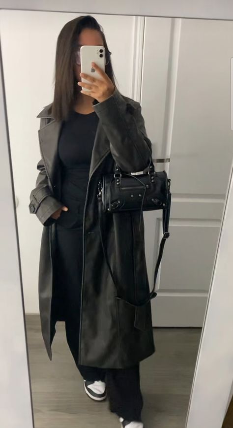 Trench En Cuir Outfit, Trench Noir Outfit, Trench Coat Outfit Ideas, New Era Outfit, Trenchcoat Outfit, Coat Outfit Ideas, Outfit Trench, Coat Outfit Casual, Sweet Outfits