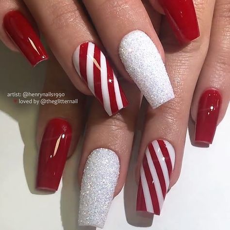 TheGlitterNail 🎀 Get inspired! on Instagram: “🎀🎅⛄ Red, Candy Cane Pattern and White Glitter-Dust on Coffin Nails 👌 • 💅 Nail Artist: @henrynails1990 💝 Follow him for more gorgeous nail…” Christmas Candy Cane Nails, Nail Christmas, Candy Cane Nails, December Nails, Red Christmas Nails, Cute Christmas Nails, Christmas Gel Nails, Glitter Dust, Nail Candy