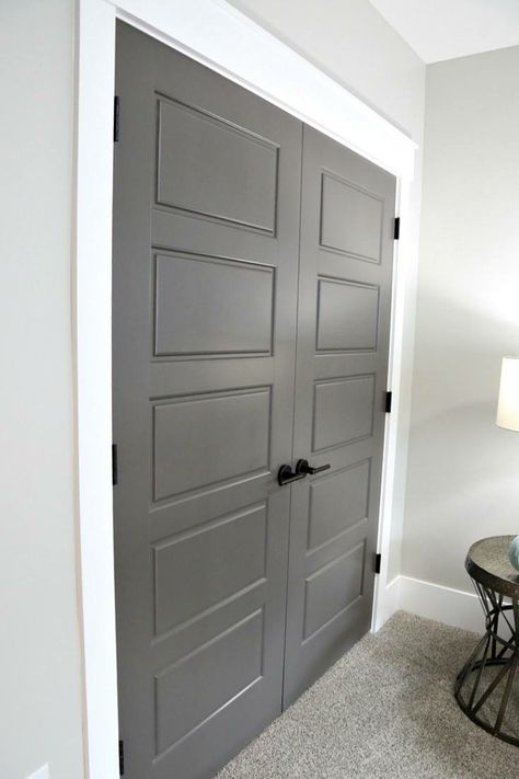 Kwai Paints Brainchild / Benjamin Moore Kendall Charcoal Interior Door Colors, Grey Interior Doors, Pintu Interior, Pine Interior, Painted Interior Doors, Interior Door Styles, Modern Doors, Door Colors, Trending Paint Colors