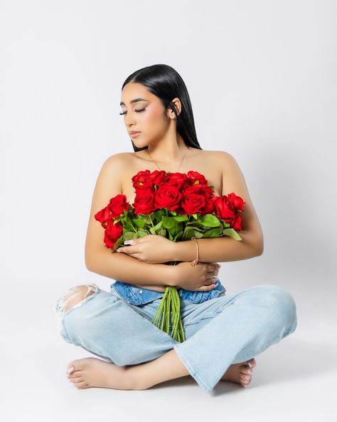 Aries ♈️ Birthday Flower Pictures, Flowers Top Photoshoot, Birthday Poses With Flowers, Birthday Flower Photoshoot, Solo Valentines Photoshoot, Flower Shoot Photoshoot, Birthday Photoshoot With Roses, Birthday Photoshoot Ideas With Flowers, Valentines Day Photoshoot Ideas Women