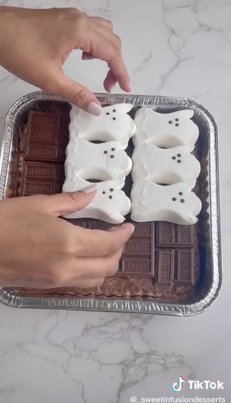 Ghost Brownies Marshmallow, Ghost Desserts, Ghost Brownies, Halloween Peeps, Ghost Treats, Halloween Deserts, Halloween Brownies, Easy Halloween Snacks, Almost Halloween