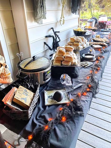 Halloween Table Food Ideas, Halloween Party Catering Ideas, Large Halloween Party Food, Halloween Theme Food Party, Easy Halloween Birthday Party Ideas, Halloween Party Food Decor, Hollween Party Decoration, Halloween Treats Table Party Ideas, Halloween Candy Table Ideas Outside